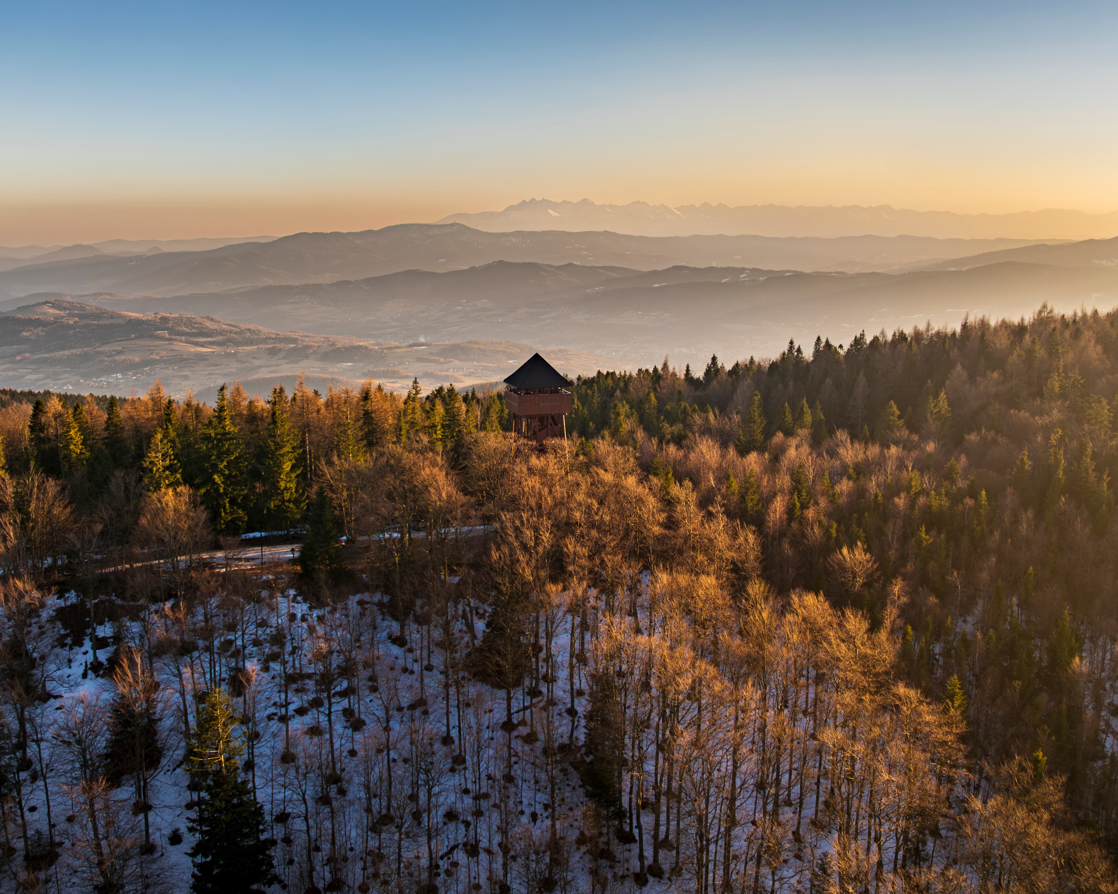 Zdjęcie z drona: drewniana wieża widokowa na Górze Modyń o zachodzie słońca, w tle Tatry