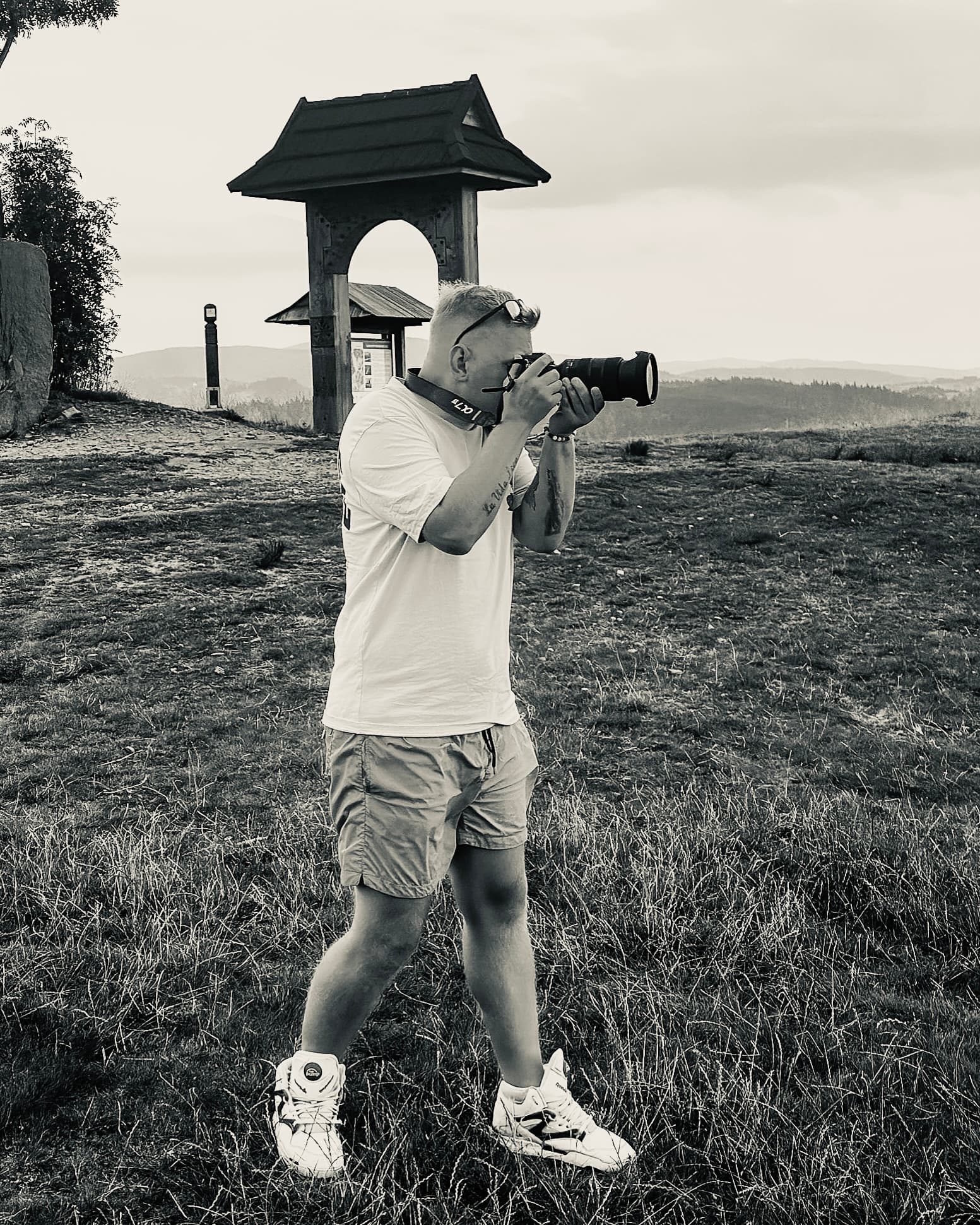 Kapitan FotoDron — Michał z aparatem Sony podczas sesji w terenie